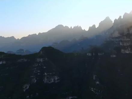 本系列播出: 【华夏人文地理之 —— 大河之北】
北纬36°至42°,东经113°至119°之间,坐落着中国河北,这里文明荟萃、江山锦绣、山脉如镰、河流如扇、平原似毯、海洋若盘。18.8万平方公里的土地上,镌刻着一幅壮美的地理画卷。从西北海拔2000多米的高原山地到东南0高度的大海平面,大自然毫不吝啬自己的想象力,也从不压抑自己的创造力。
几十亿年一路演化,将自己对地形地貌的奇思妙想,匠心独运、精心布局。从高原到平原,从山地到盆地、从丘陵到沙漠、从湖泊到海洋,凡所应有,无所不有。造化神奇,为铺陈佳山圣水,蕴含多彩矿藏,生长丰盛物产,预先准备一下这片充满希望的大地。
仰观天地之大,俯察品类之盛,这里的过往和地貌一样丰富,这里的故事如时光一般悠长。日升月落,沧海桑田。在这里,每一寸土地都有自己的故事,每一种生命都有自己的期待,每一方空气都弥漫着历久弥新的生气。这里的大地写满沧桑,或壮美,或秀丽,或雄奇,或婉约,在这里,每一个奇迹都是日常。
当人类的足迹第一次印上这片土地时,它还没有一个确切的名称。灿烂的星河总能引发人类关于宇宙的遐想,正如流动的河水总在启示人类探寻生命的起源。
这,就是大河之北! ! 跟随时光机一起去探寻吧! !