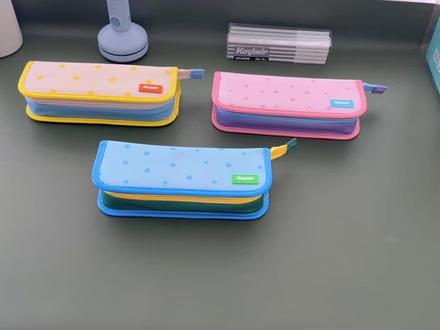 不止外面是防水防污材质,就连里面都是360度防水防污的,再也不会用不了多久就洗不干净了。#笔袋 #卡西米尔 #文具推荐 #铅笔盒