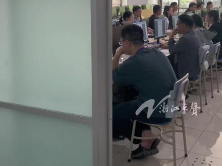 【浙江189万多份高考试卷正在批阅中 数学评卷注重概念按步给分】今天,记者实地探访浙江高考阅卷场。今年全省设9个高校评卷点,189万多份试卷的评卷工作正在紧张有序进行中。浙江高考数学学科评卷组组长盛教授说:“数学评卷中,注重概念,按步给分。计算题,方法正确,答案不对的,也有一定的分数。建议高中生在数学学习上,不要搞题海战术,要掌握好扎实的基本概念和方法。”(浙江之声记者刘国秋)#高考阅卷 #2024高考 #热点