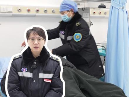 春节酒局多,千万别让“喝多了”变成“喝出事了”! 有人喝到断片还硬撑,有人用浓茶、咖啡强行“醒酒”,这些都是要命的误区!一旦出现呼吸微弱、意识模糊、呕吐不止,别犹豫,立刻送医!这条视频,帮你避开解酒雷区,关键时刻能救命。