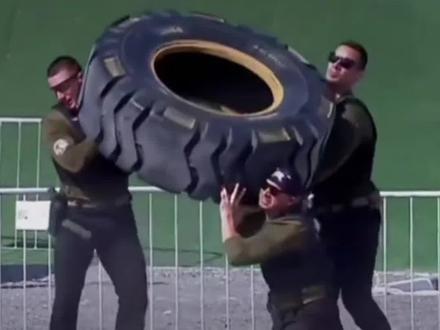 #凤观NEWS 2月12日消息,阿联酋,巾帼不让须眉!阿联酋特警挑战赛,中国女队三个川妹子稳稳扛起240斤轮胎,与美国男队的“连滚带爬”形成鲜明对比;现场解说直呼:“四川女孩了不起!”#阿联酋特警挑战赛 #巾帼不让须眉 #中国特警