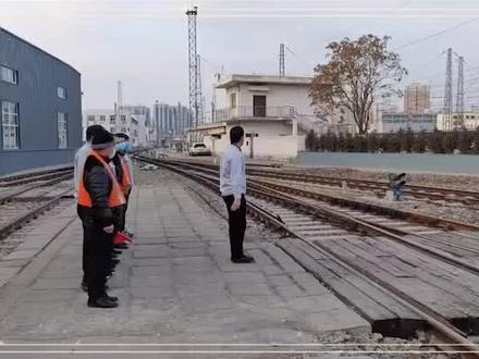 看铁路小哥哥、小姐姐如何通过铁路平交道口——“眼看、口呼、手指”,“一停、二看、三确认、四通过”,安全人人讲,隐患时时防。#交通强国铁路先行 #我在岗位上 @太原铁路 @中国铁路
