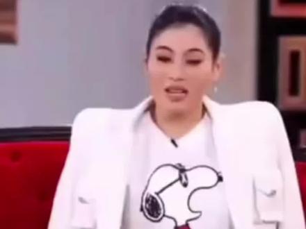 思蕊梵公主参加电视节目,主持人跪坐采访