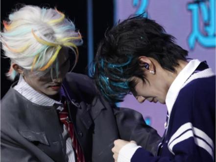 云旗 给 郝熠然 扣扣子 “他扣子扣错啦”~ @云旗Yunqi 给@郝熠然 扣扣子~#云旗 #郝熠然 #云熠 #云熠澳门演唱会 #演出现场拍摄