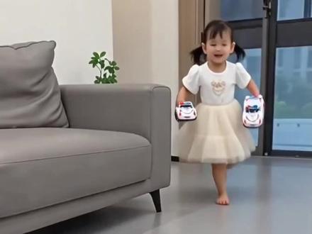 亲子互动网红款儿童玩具车,具备多功能汽车形态和机器人形态,同时玩具车体可旋转带声光,男女孩都可以玩的炫酷礼物玩具!#变形玩具车#儿童玩具#礼物推荐