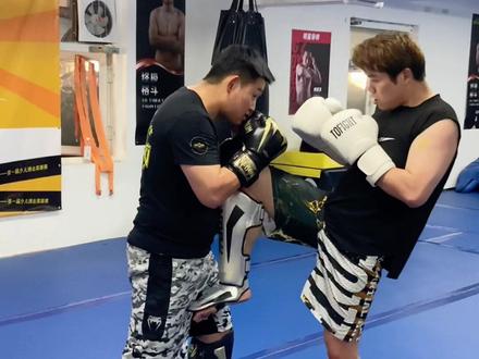 干货分享,对手近距离后顶膝如何反击?@郑召玉 #搏击 #踢拳 #格斗教学 #日常训练 #郑召玉荷兰踢拳体系