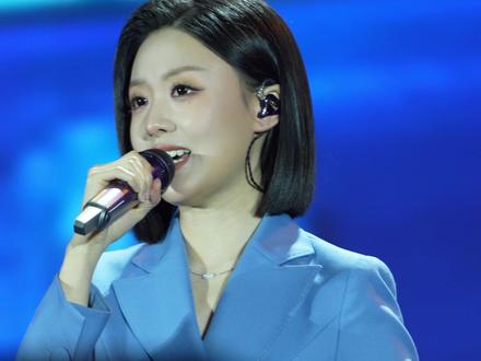 徐子尧在“中都鼓韵 盛世华章2026凤阳群星演唱会”中表现亮眼,也是的商演首秀,也是本次阵容中唯一的00后实力唱将,她的现场被寄予厚望!演出很棒,不需要紧张!
做为刀哥的忠实粉丝能做的就是到现场支持以外,在平台上增加她的曝光度#徐子尧 #珊瑚颂 #黄玫瑰 #花妖 #西海情歌 @徐子尧Xuzy