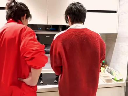 “天呐,真的很好吃~~”糖拌西红柿而!已!嘛!真的是😂😂有什么好夸的哇咱就是说,介绍的时候一个哈喽我是云旗~一个哈喽我是郝熠然,我天,这你俩一张嘴我就知道。☁️问普普问题回答“可以啊~”就无意中流露出的宠,太好磕了真的齁死了好吗老师,还有饺子皮,我可以去给你们擀饺子皮我擀的可好了哈哈,普普说饺子皮没感情然后☁️说你给它讲讲戏,哈哈哈哈,谁懂,那个画面好哈哈哈我尖叫了老师,☁️你是教导主任,你可太会了哈哈😂😂(我真不是吃醋或者嫉妒😅令我着迷的是普普颠勺那两下,把我迷成智障啊啊啊啊!!还有什么是他不会的,天呐谁懂啊……哇~还有,红色真的很衬普普,顶级魔魅不是盖的,还有特别多糖点,这个家主打一个饿不着哈哈)还有这是作业吗答应我们做饭vlog吗郝老师#磕糖 #做饭vlog #花絮