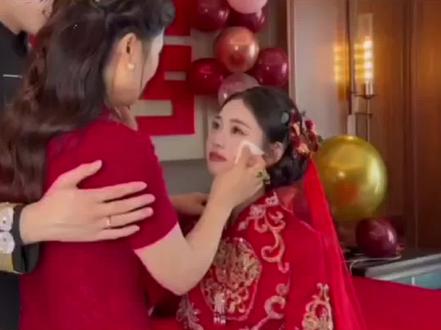 哈尔滨一女子嫁到南京,结婚那天,娘家来了50 多人,自驾19辆车前来的,入住了婆家订的五星酒店。临走结账时,发现只有结婚当天的住宿费, 剩下的娘家人自己出,新娘知道后当场气炸,回到婆家掀了饭桌,一气之下开车和娘家人回家了。
在遥远的北国之城哈尔滨,有一位温婉如水的姑娘,她名叫林婉晴,自幼便在冰雪的滋养下长大, 性格中既有北方的坚韧,又不失江南女子的柔情。 林婉晴与南京的青年李明辉因缘际会,两颗年轻的心在遥远的距离中找到了彼此的归宿。终于,们决定携手步入婚姻的殿堂,将这份跨越千山万水的爱情,化作永恒。
婚礼那天,哈尔滨的清晨被一层薄薄的雪覆盖,仿佛是大自然对这对新人的祝福。林婉晴的娘家,为了见证这幸福的时刻,动员了全家的力量,共计50多位亲朋好友,浩浩荡荡地组成了自驾车队,19辆汽车如长龙般蜿蜒,穿越千山万水,只为送林婉晴到南京,见证她的幸福启程。
抵达南京后,婆家早已预订了当地一家享有盛誉的五星酒店,以此表达对新娘及其家人的尊重与欢迎。酒店内,金碧辉煌,灯火通明,每一处细节都透露着奢华与温馨,仿佛是为这场婚礼量身定制的梦幻宫殿。娘家人入住后,无不赞叹婆家的周到与热情。
当婚礼的欢声笑语渐渐散去,夜幕降临,娘家人准备退房结账时,意外发生了。酒店前台告知,只有结婚当天的住宿费由婆家承担,其余的住宿费用需自理。这一消息如同晴天霹雳,让在场的每一位娘家人都愣住了。新娘林婉晴得知后,更是气愤难平,她无法理解,为何在如此重要的日子里,会出现这样的疏忽与不尊重。
在婆家与酒店方面交涉无果后,林婉晴的情绪彻底崩溃。她认为这不仅是对她个人的轻视,更是对她整个家庭的不敬。在一股难以名状的愤怒驱使下, 她冲回宴会厅,不顾宾客的目光,毅然决然地掀翻了桌上的饭菜,那一刻,时间仿佛凝固,空气中弥漫着震惊与不解。
林婉晴不顾一切地冲出酒店,驾车带着满心愤懑的娘家人,踏上了归途。车窗外,南京的夜景飞速倒退,车内,是林婉晴无声的泪水和娘家人复杂的情绪交织。这场婚礼,以一种始料未及的方式,成为了两家人心中的一道裂痕,也让这段婚姻的未来, 蒙上了一层未知的阴影。
林婉晴的离去,留给婆家的,除了满地的狼藉,还有无尽的反思与自责。或许,真正的婚姻,不仅仅是两个人的结合,更是两个家庭的理解与包容,是面对困难时携手共渡的决心,是在细节中体现出的尊重与爱。而这一切,都需要时间去磨合,去修复,去重新找