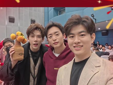 cucer请查收!定制祝福正在发送中~🧧跟着@王安宇 师哥、@白宇帆 一起解锁马年新福气,祝所有cucer新年大吉~
2026,一起向着美好,策马狂奔!🐎
#王安宇 #白宇帆 #2026春晚 #春晚后台
(from林云师哥的探班视频)