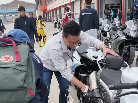 小郑用脸证明#500sr 排气并不烫#cfmoto #春风动力