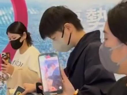 国乒顺利抵达香港,大头吃冰淇淋,鳗鱼也穿上了短袖