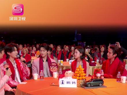 被这波发言暖到了!深圳卫视春晚众星认证 希林娜依・高 陈添祥 深圳到底有多大的魔力?陈添祥张集骏现场安利:深圳的冬天又暖又好吃!希林娜依・高说:这座城市总给我一种未来感。符龙飞说:这里有一切你想不到的奇迹发生。或许这就是我们留在这的理由吧。#深圳卫视春晚 #希林娜依・高 #陈添祥 #张集骏 #符龙飞 #2026温暖中国年 #我在抖音看春晚