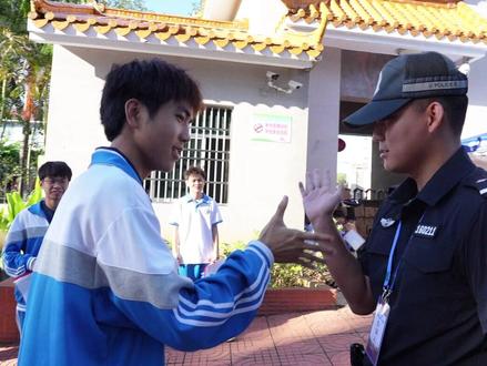 警号“211”民警暖心护考 考生争相摸摸沾喜气#高考 #平安守护