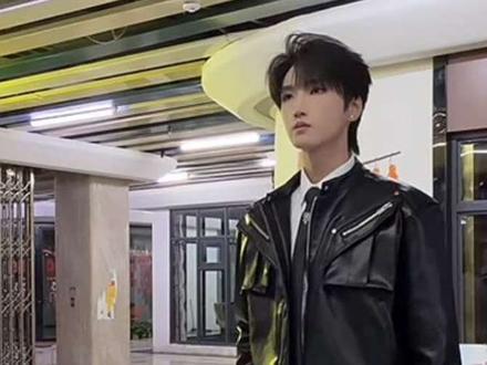 抓到一只深夜以太#银河系a以太 大家都辛苦了,这么晚还在努力练舞@A-以太⚡️ 大家多多支持以太#深夜话题 太宠粉啦,为了小闪电们在舞房外练舞#小闪电