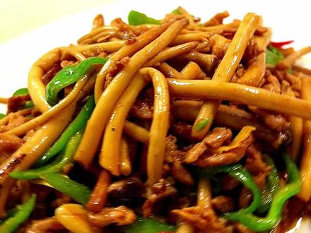 茶树菇炒肉丝 脆嫩鲜美确实是一个很下饭的菜#家常菜教程 #茶树菇炒肉 #简单家常菜 #美食 #妈呀太好吃了
