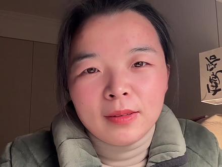 儿媳妇不愿回婆家过年意味着什么? 真希望所有的丈夫都来看一看,
不是她要挑起家庭关系的对立,
而是不愿配合所有人扮演家和万事兴的戏码,
更厌倦了自己扮演讨好所有人的角色,
她怕的也不是劳累与忙碌,而是自己始终是个外人的疏离感。
那些从未被妥善处理过的矛盾,从未被看见的委屈,从未被公平对待的时刻,会在过年这个仪式感极强的环境被放大……
她深知自己的内心和家庭经不起波澜,她可以不计较也只希望大家最后能保持边界彼此成全,就是最大的关怀……
你不愿意回家过年的原因是什么呢?#回家过年那条路 #家庭关系 #家庭矛盾 #女性情感 #共鸣