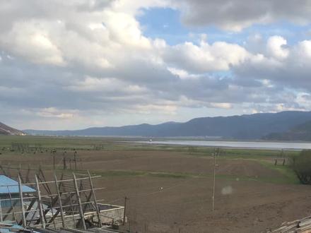 记20230423入住的香格里拉仁青茨姆美苑。茨姆是一个很好很能干的大美女呢,因为阵雨在b站上看过她的纪录片,所以毫不犹豫地就选了她们家入住。因为我们是到了大理几天后找一嗨租车然后丽江-香格里拉-德钦县这样开的,所以有车就非常方便可以开车环绕那帕海依拉草原了,而茨姆的房子就在依拉草原这里,走出去就是她舅舅的马场可以骑马,而入住她家可以免费租借藏服,所以我们就可以0成本简单自拍了很多藏服照片了!而且这个家庭房还带浴缸,关键是这个床啊是2米大床,真的很舒服!本来我们定的是普通家庭房(500一晚),茨姆给我们升级了这个豪华版的,她家用的水是景田百岁山,我很喜欢!而且还有橘子,橘子很甜!还有一小框的茶包,我建议可以川宁红茶+玫瑰红糖一起泡,很舒服,舒肝养胃的!还有一个必须赞的是茨姆家很干净!木板地还有地暖非常舒服,房子很大小猪也很喜欢可以不穿鞋子跑来跑去!噢对了茨姆家包早餐!很好吃的早餐,有牛肉面奶黄包馒头香肠玉米牛奶榨菜白粥!真的很好吃啊!不过有一个地方要注意就是因为那帕海这里比较偏僻,所以在饭店和外卖方面不那么发达,基本就是可以在茨姆这里点餐,不贵!真的不贵!四大一小才228,推荐蒜蓉蒸娃娃菜(自带辣),酸菜牛肉(牛肉比酸菜多),牦牛肉火锅(牛肉很多嚼到牙根累了),还有送的青稞饼和酥油茶!#香格里拉 #那帕海依拉草原 对了!四月底的草原已经绿了一大部分!小草长出来啦!我们一直担心会不会光秃秃,是不会的!还有那个什么天堂之门,我们淡季都很多人去拍照,其实它就是一个围栏中开了一个木门,没什么特别的,就是站在可以俯瞰整个依拉草原,景色是不错的,但是如果不是自驾或者赶时间就不建议非得过去了,可以开车选择环湖,更漂亮~更惬意!