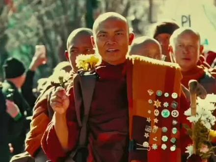 亚洲19名苦行僧和只救援犬,赤脚徒步穿越美国祈祷世界和平!脚下有路, 眼里有“光”心中有爱目之所及皆成美一好,所到之处人人称赞,愿世界和平,岁月安然无恙!
旅程中,一名僧侣腿部严重受伤, 另一名伤势较轻,但他们都坚持继续前行。僧侣们已抵达亚特兰大附近,在多个城市停留,当地官员呼吁民众小心驾驶。
也有人抗议他们的信仰, 但僧侣们以平和回应。#和平 #徒步