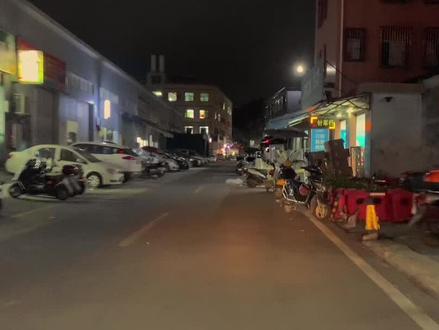 超速扣分的规则,我们在普通道路,也就是国道,
省道县道,乡道市区道路,等等这些普通的道路,
超速超过50%才扣分,扣6分。超速50%以内,
是不扣分的。我们在高速公路,城市快速路这两种
路,超速也只有两档扣分,超过 20%,没有达到
50%扣6分。超过50%以上扣12分。比如,限速
100的高速公路,开119不扣分,开120要扣6分,开150 以上要扣12分。