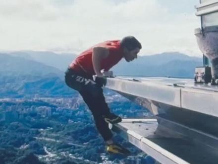 人类最强攀岩家Alex徒手征服台北101高能回顾 毅达解说回顾人类最强徒手攀岩者Alex Honnold(亚历克斯·霍诺德)挑战无保护无绳索徒手攀爬中国台北101大厦,全程高能!最终Alex用时1小时31分钟成功登顶508米的台北101塔尖,完成了这项不可思议的非人壮举。在随后的发布会上,主持人询问Alex想借此举向所有观众传递什么信息时,Alex回答:"我想提醒人们,生命时光有限,应尽可能用在最有意义的事情上。只要你全力以赴,愿意尝试,就一定能攻克那些看似艰难的挑战。"完整视频©Netflix。画面来源网络,侵删。 #极限运动 #户外 #越野 #登山 #攀岩