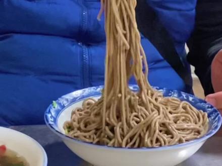 隐藏在小区里的无极饸饹小馆,火了40年,一碗牛肉汤加一碗饸饹!舒服!#美食探店 #河北生活记录 #网红店 #石家庄美食 #石家庄探店 #特色美食 #美食vlog #饸烙面 #老味道