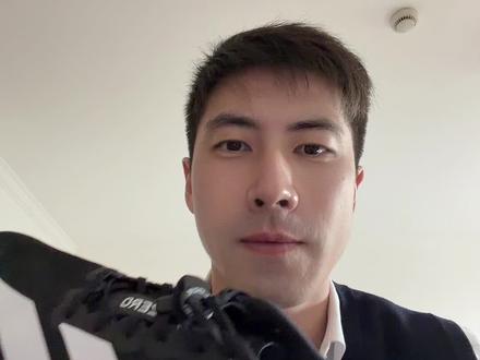 关于我的EVO SL是不是假的,看完这期视频会有所了解,视频中忘记和大家说了鞋垫拿起来后底的缝合线是黑色的斜的,这个点忘了说了
#evosl #跑鞋 #得物