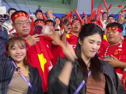 和丽娜姐姐一起现场感受足球的魅力,太值啦!@赵丽娜 #杭州亚运会 #中国女足 #菲常亚运 #芦玉菲