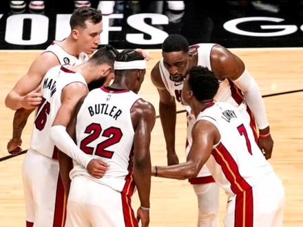 “绝对是丹子当年拔晚了!!!”#吉米巴特勒#乔丹 #热火vs雄鹿 #黑八奇迹 128-126,热火是怎样一支神奇的球队啊!!第四节JB延续上一场的神奇状态,神挡杀神佛挡杀佛啊简直!!从进入加时赛前的跳球小插曲,到乐福、洛瑞、阿德巴约相继犯满离场,本来就缺兵(希罗)少将(奥迪)的热火啊,不信命运、挑战命运,发出关键的准压哨空接跟投进致胜的三次罚球,黑八重出江湖啊!!!今天的热火球迷会感谢文森特,感谢巴特勒,感谢那个沉着冷静的斯波教练 #百年骑楼穿越龙华 @海口龙华宣传