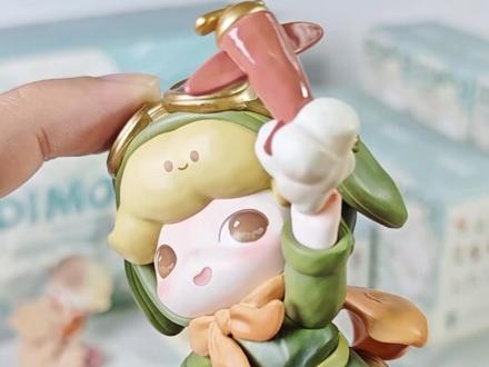 被DIMOO可爱晕了!手把手教你拿捏热款! DIMOO限定时光系列详细手感!
🌟手感重量从重到→轻🌟
【初学游泳】184.9g
大明盒!系列坠重!上下约半指空间,干燥剂侧边晃动声音很大,前后摇不动,在封面中部和中下部都有微顶,左右也几乎摇不动,在第三排图鉴中部对顶巨明显!
【早上坏】181.5g
明盒!系列第二重!上下约1指空间,两面都打盒,前后在中部两面都打盒,左右在第二排图鉴中部两面都打盒, 四面空间较大,打盒感较敦实!
【风筝秘境】170.8g
大明盒!上下约半指空间,底部砸盒感很强烈,前后微微晃动没明显打盒点,干燥剂声音较大,左右微微晃动,在第三排图鉴夏日青草地处轻按有对顶!
【毛线小猫】170.4g
明盒!上下微微晃动,干燥剂侧边打盒明显,前后在封面中上部高位处碰盒,左右在中上部处哐哐打盒非常干净,倒过来摇底部一圈打盒较闷
【雨后彩虹】152.9g
上下摇不动!只有干燥剂声音,前后在背面顶部微弱打盒,左右在中上部哐哐打盒约1指空间
【夏日青草地】149.0g
上下约半指空间,前后在背面中上部Q弹打盒,在封面中下部微弱打盒,左右空间很小微微晃动,中部隐约摸到有东西微胀盒
【不愿告别】148.5g
上下约半指空间,底部有砸盒感,前后几乎摇不动,较满有胀盒感,左右晃动空间较大,在第二排图鉴初学游泳处哐哐打盒
【宇宙之梦】142.9g
明盒!上下微微晃动,有小配件上下打盒,前后空间很大,在封面中下部哐哐打盒,左右倒过来摇在图鉴夏日青草地处哐哐打盒
【雪秋千】140.6g
上下几乎摇不动,对角线斜放,前后在封面中上部风筝处微弱碰盒,在封面脚部隐约摸到有东西,左右在中下部打盒约半指空间
【走山路】135.0g
明盒!上下摇不动!微顶!前后在封面底部和背面中上部都打盒,左右在第四排图鉴中间处哐哐打盒,四面晃动像根长柱子
【泥泞与鲜花】134.1g
上下几乎摇不动,前后在背面中上部微弱碰盒,左右在中上部高位处微弱打盒,四面空间都不大,干燥剂卡住在顶部
【时间沙漏】132.2g
明盒!系列坠轻!上下微微晃动,干燥剂声音巨大,卡片在侧边上下打盒,前后在封面顶部背面底部打盒,左右在图鉴面中上部打盒
#大人也要玩玩具 #我的盲盒分享 #盲盒手感分享 #治愈 #随时随地标记一下