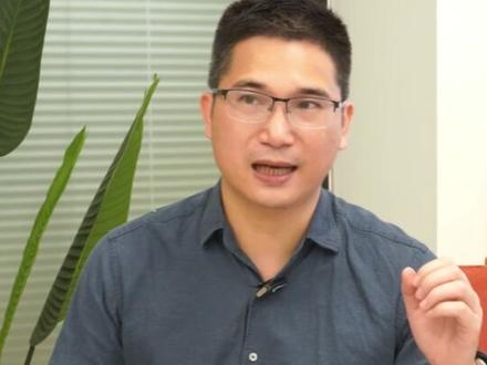 2025男士奢侈品牌皮带【值得买】排行榜【视频结尾附总榜】 第1名:Hermès 爱马仕
第2名:BOTTEGA VENETA 葆蝶家
第3名:LOUIS VUITTON 路易·威登
第4名:PRADA 普拉达
第5名:Ferragamo 菲拉格慕
第6名:ZEGNA 杰尼亚
第7名:GUCCI 古 驰
第8名:Giorgio Armani 乔治·阿玛尼
第9名:MontBlanc 万宝龙
第10名:COACH 蔻 驰
【评选说明】
2022年,我们团队对主流奢侈品牌皮带进行了排名,得到众多关注和认可,成为不少粉丝选购奢侈品皮带的参考指引。
进入2025年,奢侈皮带行业和市场发生了许多变化,我们决定重新分析和排名。
基于2022年版排行榜和粉丝们的反馈,我们对对排名评价体系进行了纠偏和完善。
首先,明确参评范围是“轻奢以上”的品牌,价格在2000以上;其次,排名标准是按“值得买”;最后,调整评价指标和权重,具体如下:品牌力(40%)、产品力(30%)、热销力(20%)、价格力(10%)。
#奢侈品皮带 #男士皮带排行榜前十名 #男士皮带推荐 #送老公的礼物 #送男人的礼物推荐