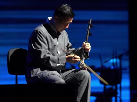 辽宁民间艺术团 团长杨树林,表演的这段京胡名曲《夜深沉》真的不一般👍刘老根大舞台——德州扒鸡集团70周年庆典 德州大剧院 现演出场视频(12)#刘老根大舞台 #二人转演员 #杨树林 #杨树林团长 #辽宁民间艺术团