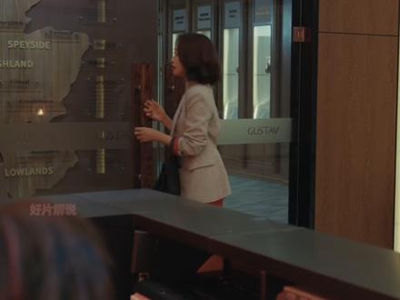 热播剧夜色正浓 梁丹宁再现不好惹暴脾气 对势利眼前台竖小拇指 #夜色正浓 #蓝盈莹 #张兆辉#夜色正浓逆袭局夯爆了