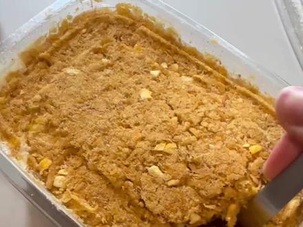 6款酱多多大实话测评(附价格&热量) 糯糯豆乳 1560大卡/500g
第一个吃最清淡的糯糯豆乳,最顶上是一层豆乳麻薯洒满了黄豆粉,下面是芋泥、豆乳酱、紫米和蛋糕胚。最顶上的麻薯不是街边那种豆粉麻糍q弹的口感,它的质地是比较粘会拉丝的那种。芋泥和豆乳酱都是微微甜,紫米存在感挺强的,不过它也是这3个里面最不腻的一个。我觉得它比一只澜的白雪豆乳栗栗好吃。
芝想芋见你 1590大卡/500g
这是一个纯甜口,有3层虎皮蛋糕,2层奶酱,然后就是栗子泥、黑芝麻和芋泥各一层。一起吃的话奶酱的味道是最突出的,然后是虎皮的蛋香和栗子泥扎实的口感,黑芝麻和芋泥几乎吃不出来。真的好爱这种纯甜口的盒子
咸蛋超人 1665大卡/500g
这个最顶上是海苔松松,下面是蛋黄乳酪,奶酱麻薯和蛋糕胚。这盒是我最喜欢的一盒,整体咸甜平衡的刚刚好,一口下去能吃到肉松的酥脆,麻薯的软糯,咸蛋黄细腻绵密的口感和奶酱的香甜。
桂馥巧巧 1683大卡/500g
最顶上是坚果松松,然后是巧克力蛋糕,巧克力甘纳许,奶油、奶酪酱和肉桂酱。
这盒就是口感超级丰富,我最最最喜欢里面的巧克力甘纳许,冷藏之后感觉在啃生巧,非常细腻丝滑,加上我浇上去的可可肉松,真的有点美味过头了
不过这里的海盐奶油是吃不出来咸味的,和奶酪酱一起吃会略有点腻,这盒甜度蛮高的,但我觉得比巧遇萄心好吃且稍微不腻一点。不喜欢肉桂味的也可以吃,根本吃不出来肉桂的味道。
芝心奶芋 1883大卡/500g
这也是一盒纯甜口,顶上是杨枝甘露松松,下面是奶酱、黄芝士、芋泥和蛋糕胚。顶上的杨枝甘露松松超厚一层,甜甜的有股很浓的芒果味,黄芝士的占比不大,和黄芝士猛犸堡贝里的一样是甜口,但被奶酱盖住几乎尝不出什么味道,一层层吃是能吃出来的,整体口感是很丝滑的。
边角料
奶酱给的超级多,我觉得一只澜的边角料要比诗将行的湿润很多很多,诗将行的下面全是蛋糕胚,一只澜的下面全是酱,19.9两盒,我觉得还是蛮实惠的。
#酱多多 #抖音美食推荐官 #甜品治愈一切 #谁懂这一口的好吃程度 #一只澜
@诗江行 @一只澜官方旗舰店 @沧澜流转 @一只澜线下旗舰店