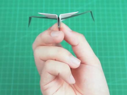 外国很火的小恶魔纸飞机,飞的又快又稳,折法很简单#纸飞机