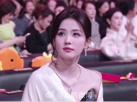 鹿鹿台下拍姚译添《跑男》领奖
看见老熟人领奖拿手机拍照,还捂嘴偷笑的鹿鹿[哈哈#白鹿 #微博之夜 #微博之夜内场 #跑男 #姚译添