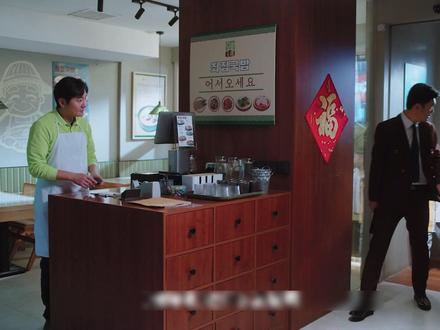 郭京飞王佳佳新剧《老舅》:国明在梦梦和父亲的帮助下顺利开起来了一家饭店与此同时在饭店遇见了海龙跟韩国人跑掉的媳妇晓梅#电视剧老舅 #老舅剧情走向上头