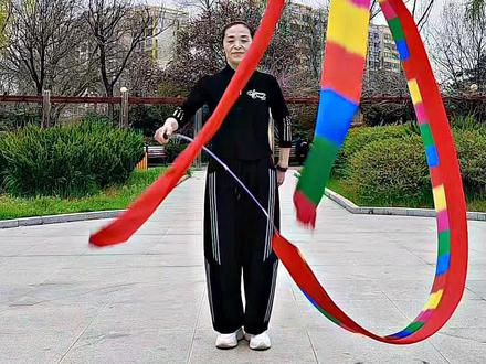 背面示范来了《原野牧歌》 #彩带舞#蓉蓉健身彩带舞 #广场舞#爱舞蹈爱生活 #健身彩带