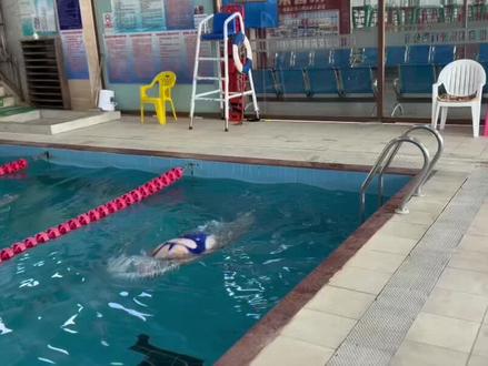 #蝶泳 #蝶泳腿#无臂蝶 检验蝶泳基本功合格的金标准,波浪发力完全正确,无臂蝶25米在30秒内完成。 这个完成后就可以练习单臂蝶节奏。 手入水的同时打一次腿,加速推水和加速打腿同时完成,也就是两个同时的节奏和波浪躯干发力都做对就是正确的蝶泳。