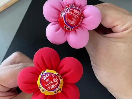用粘土就能做漂亮的小花手工棒棒糖,六一儿童节给孩子做一个吧,小朋友喜欢的不得了!#亲子手工 #幼儿手工 #儿童创意手工 #六一儿童节手工 #儿童节手工