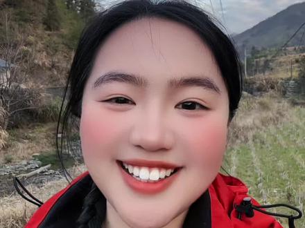 夜猫不进无病家,燕子不进恶家门,堂屋有量不生灾,正堂宽敞出贵人。宁可门前有横路,莫让竖路正对门,有钱不住东厢房,没钱不与娘家忙。矮人肚里三把刀,龟背蛇腰不可交,抬头女人低头汉,一边走路一边算。#传统文化传承 #国学知识分享 #国学经典 #国学文化 #国学历史