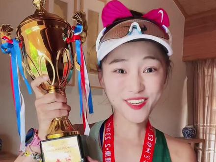 在梅州马拉松,完成了自己的第一百个半马冠军,8年跑马生涯、17年跑步经历,165场比赛,117场半马,这一路走来真的是跌跌撞撞,有起有落,有苦有甜,但好在没有自我放弃,谢谢一路支持我的朋友们!#马拉松 #跑步 #梅州 #梅州马拉松 #殷晓雨