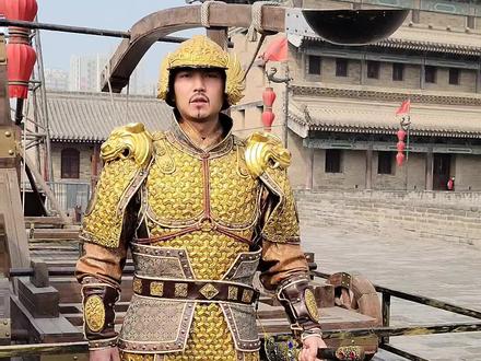 你知道在古代战争中是士兵们通过哪种器械来守护城墙的吗?我们一起来看看#奔赴最好的自己 #金甲武士