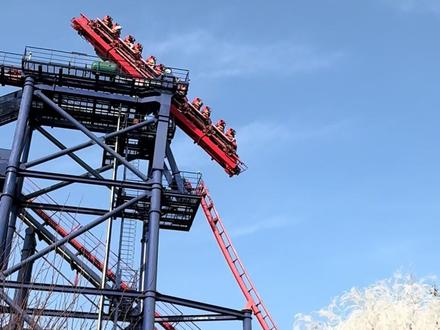 #断轨过山车
断轨一瞬,心跳飙升,尖叫拉满😂#超级工程