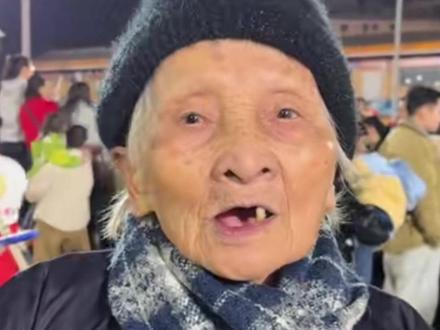 香港大埔火灾牵动全国,贵州榕江爱心集结,在村超球场上有一场让人泪目的“奔赴”。一群曾被全国温暖过的人,正拼尽全力温暖远方的同胞。那些曾托举过榕江的善意,如今正和榕江一起,陪着你,香港加油!#香港大埔火灾#村超#榕江