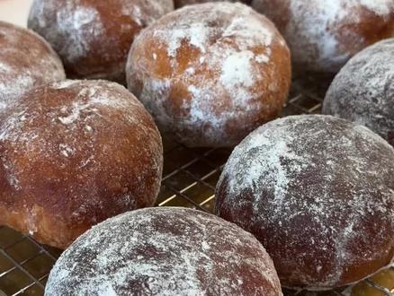 多拿滋,10个到发视频前已经全分完了,真的简单又好吃,有油炸版本和碱水版本,都好吃!#多拿滋#简单甜品 #甜品治愈一切 #我的生活日记 #美食vlog