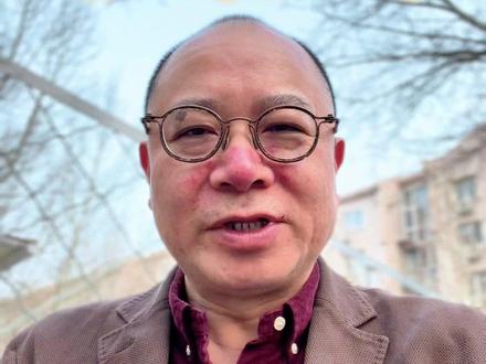 霍尔木兹影响全局 霍尔木兹影响全局。3月26日,霍尔木兹海峡局势持续牵动全球市场,大宗商品与股市走势分化。布伦特原油报98.06美元/桶,较前两日小幅上涨,国际油价整体维持高位;黄金价格有所下跌,避险资金出现分流。同时美股先期震荡,港股、A股单日跌幅均超1%,地缘风险全面传导至全球资本市场。
一、地缘风险未消。中东战事并未结束,霍尔木兹海峡通航局势反复,伊朗相关反击与谈判仍在推进,这条关键能源通道影响全球20%的原油供应,它的的不确定性始终存在。地缘风险支撑油价维持高位,上行风险并未解除,市场震荡反复已成必然。
二、大国博弈僵持。针对霍尔木兹海峡这一全球能源咽喉的争夺,美国不愿轻易放弃主导权,伊朗也不会轻易妥协,双方对峙态势短期难以化解。这种僵持格局,持续扰动国际油价,更冲击全球股市,美亚股市接连走弱,港股、A股同步回调,市场避险情绪显著升温。
三、市场风险仍存。目前暂无世界大国实质性介入斡旋,中东地缘风险无法快速降温,全球投资市场的波动周期还将延长。后续需紧盯海峡谈判进展,地缘局势仍是主导资产走势的核心因素,市场风险不可低估。
市场有风险,投资需谨慎。以上仅基于公开信息分析,不构成任何具体投资建议。