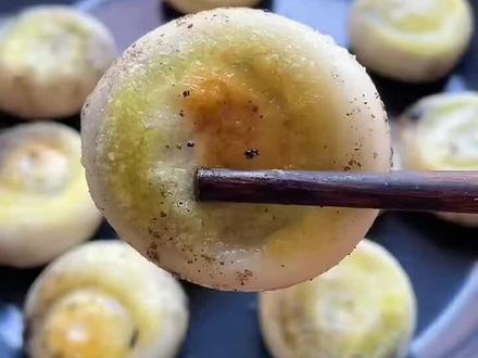 汤圆别再煮着吃啦,这样做我可以吃一大盘~
#跟着抖音学做菜 #汤圆糍粑 #美食趣胃计划