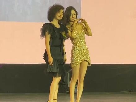 呜呜呜内场好辣呀!#杨幂璀璨色彩辣妹裙 #杨幂身材黄金比例 #杨幂生图 #杨幂 @抖音小助手