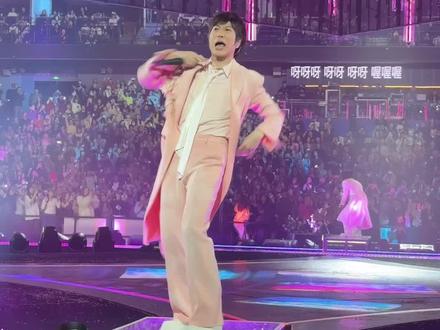 就在眼前,心都愀了,还好没事。直击--新F4演唱会阿信摔下舞台。#演唱会 #舞台 #阿信#摔下舞台